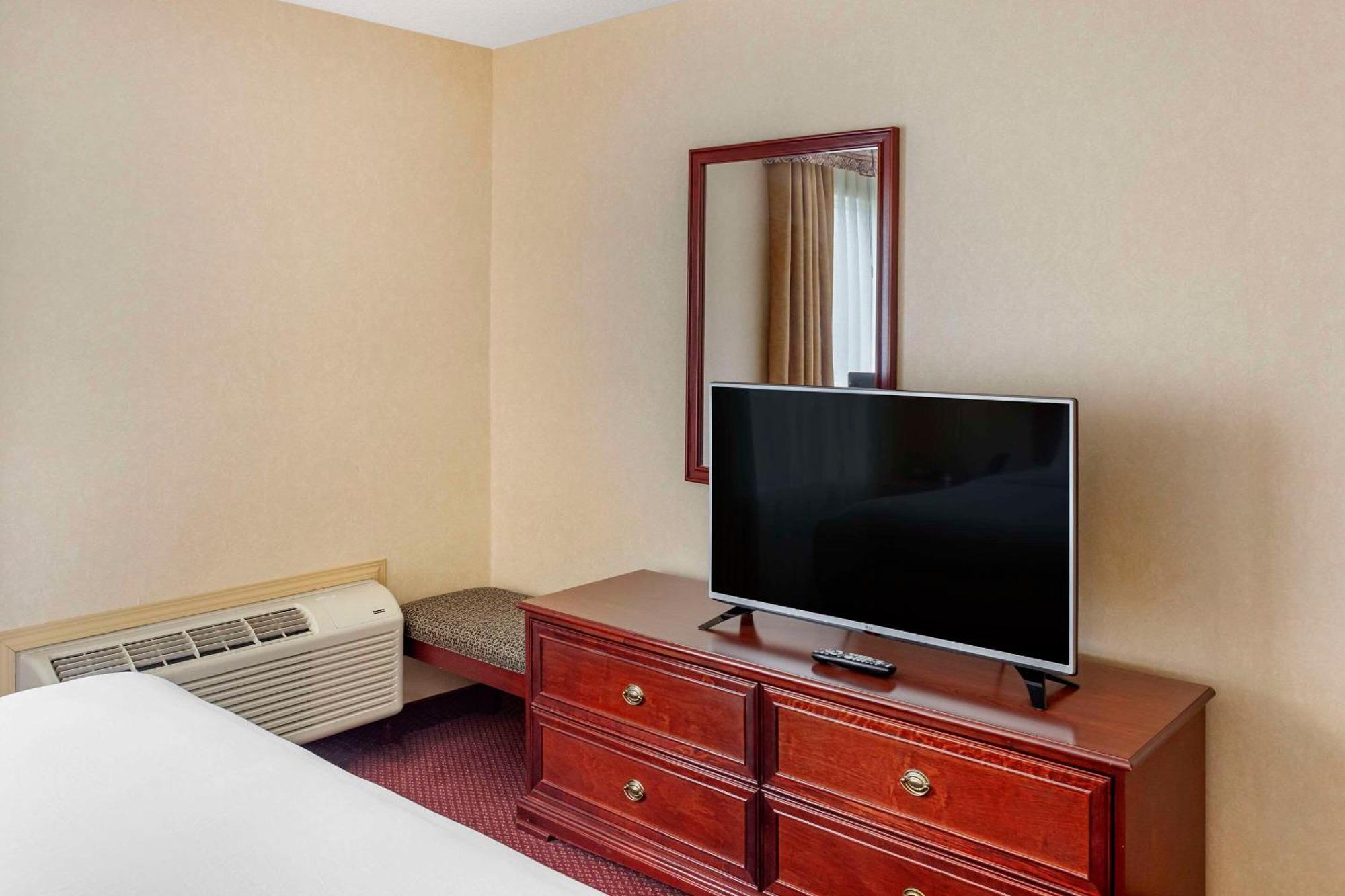 รามาดา บาย วินด์แฮม เอ็ดมันตัน อินเตอร์เนชั่นแนล แอร์พอร์ต Hotel เลอดูค ภายนอก รูปภาพ
