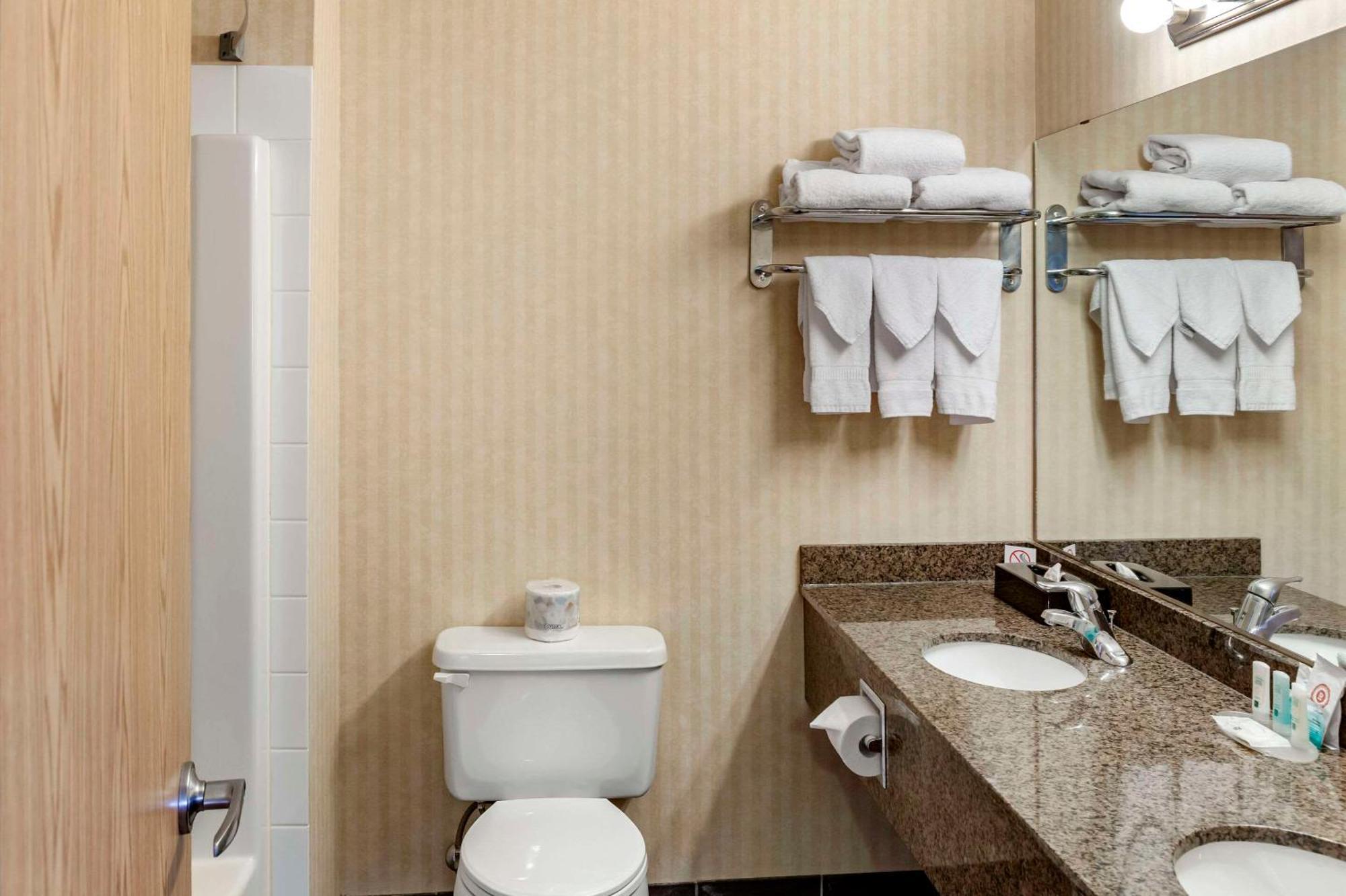 รามาดา บาย วินด์แฮม เอ็ดมันตัน อินเตอร์เนชั่นแนล แอร์พอร์ต Hotel เลอดูค ภายนอก รูปภาพ