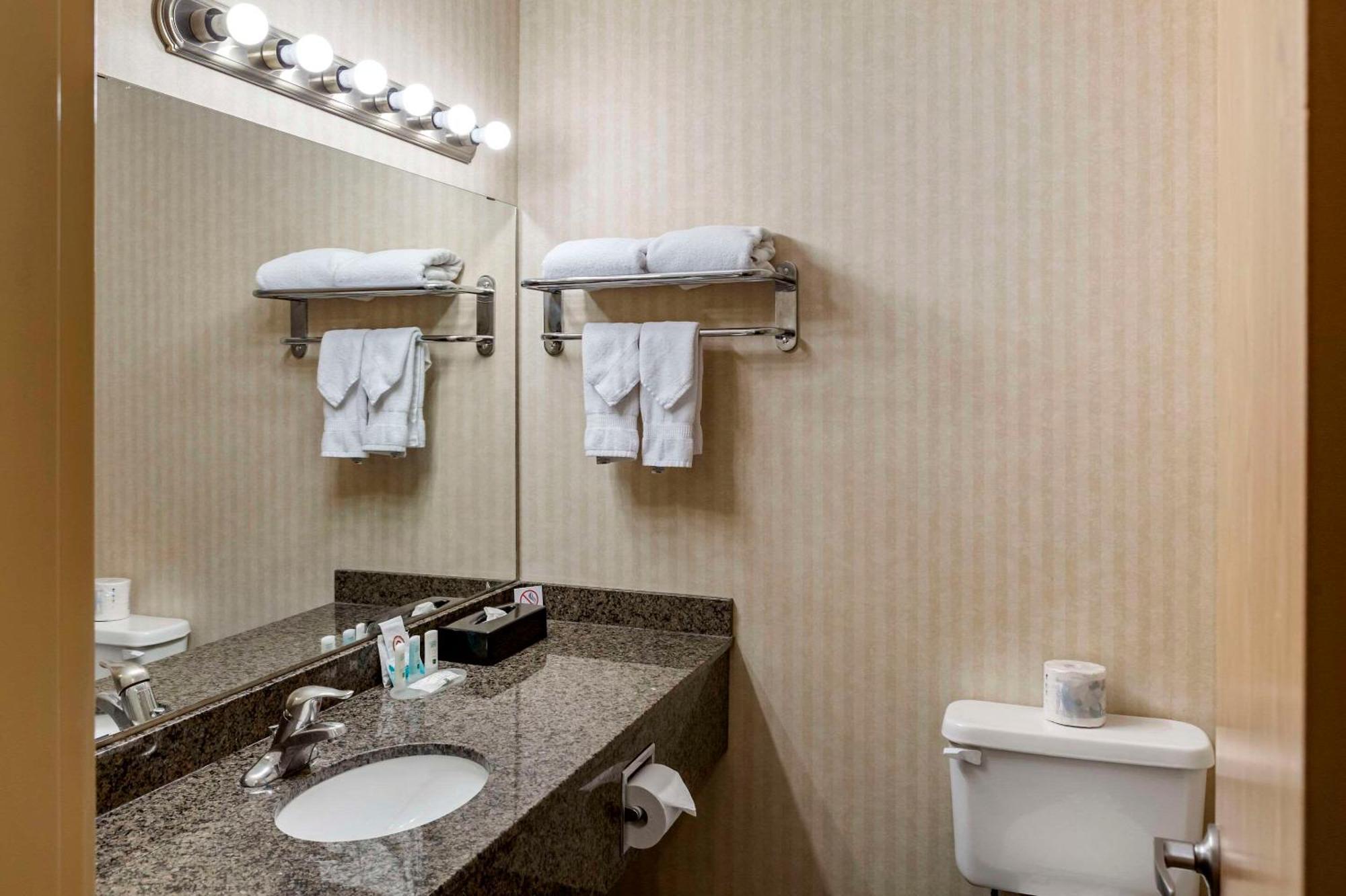 รามาดา บาย วินด์แฮม เอ็ดมันตัน อินเตอร์เนชั่นแนล แอร์พอร์ต Hotel เลอดูค ภายนอก รูปภาพ