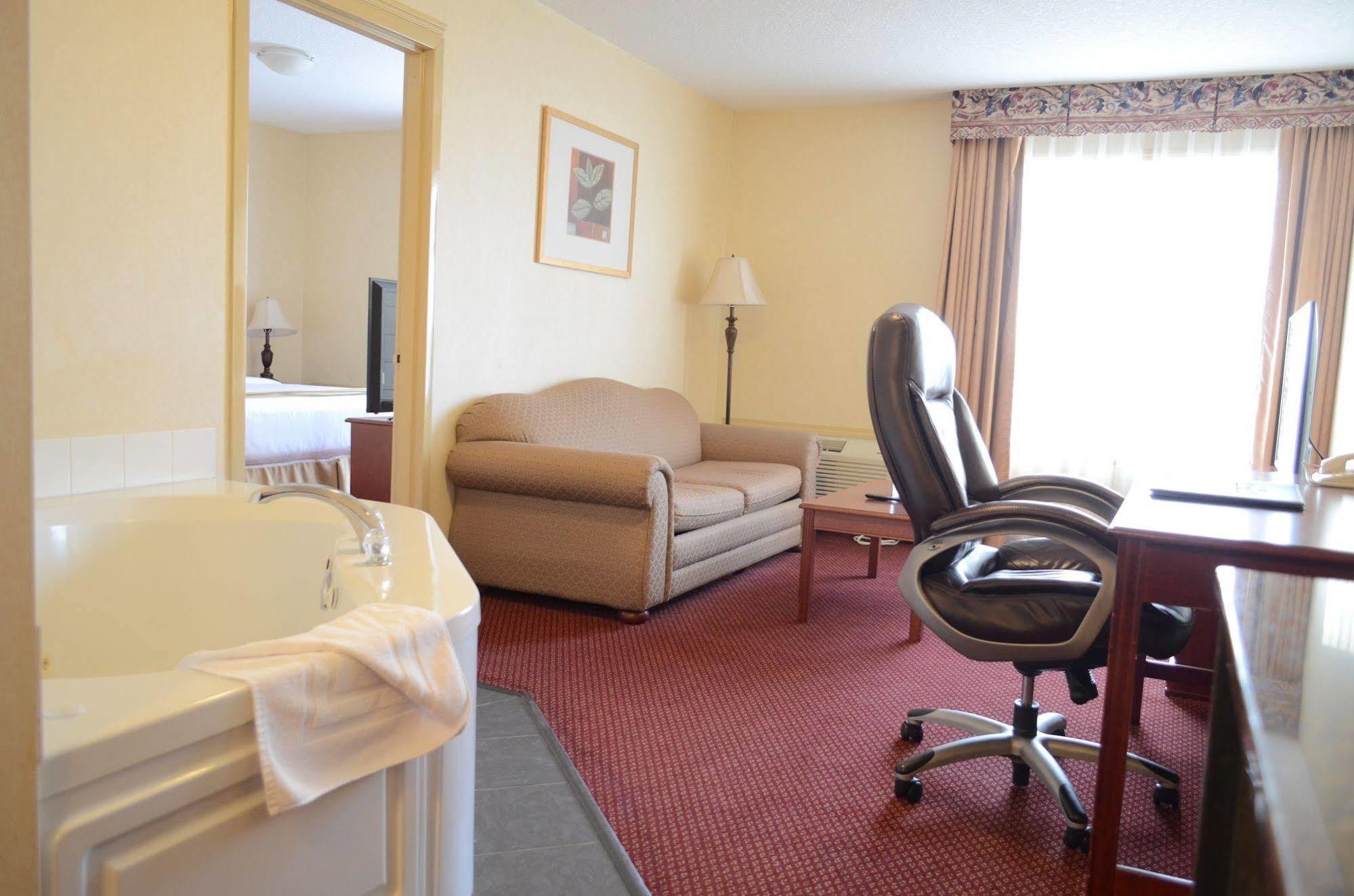 รามาดา บาย วินด์แฮม เอ็ดมันตัน อินเตอร์เนชั่นแนล แอร์พอร์ต Hotel เลอดูค ภายนอก รูปภาพ